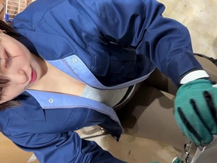 女大工のムチムチ黒髪20代女子がトイレで休憩中部下にフェラ｜日本人,素人,個撮,POV