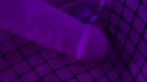 Мягкая фембойная жопа трахает себя после тяжелой работы в HR