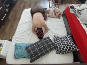 reliminares quentes com um casal, massagem com óleo no corpo. Lambendo a buceta da esposa até o orga 1/16