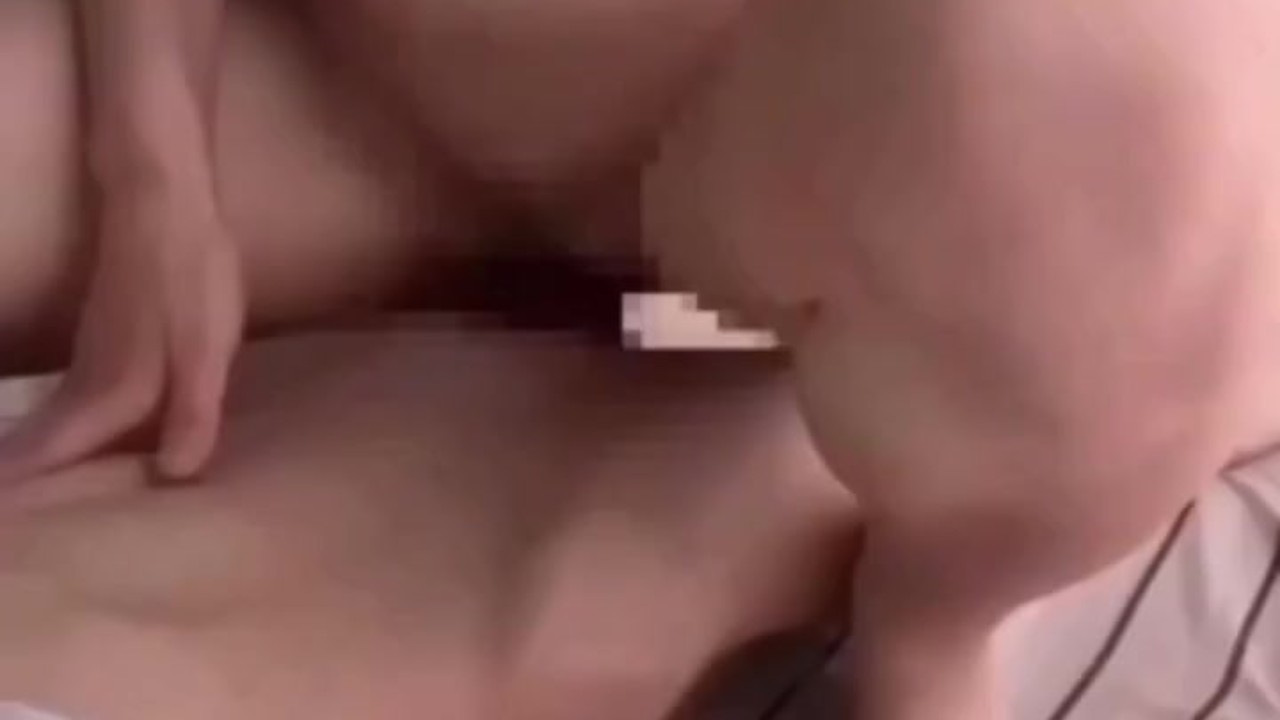 家族がいる中、実家で声抑えてSEX♡ /japanese/hentai/素人/個人撮影/カップル/巨根/ - Free Sex Video - RedTube