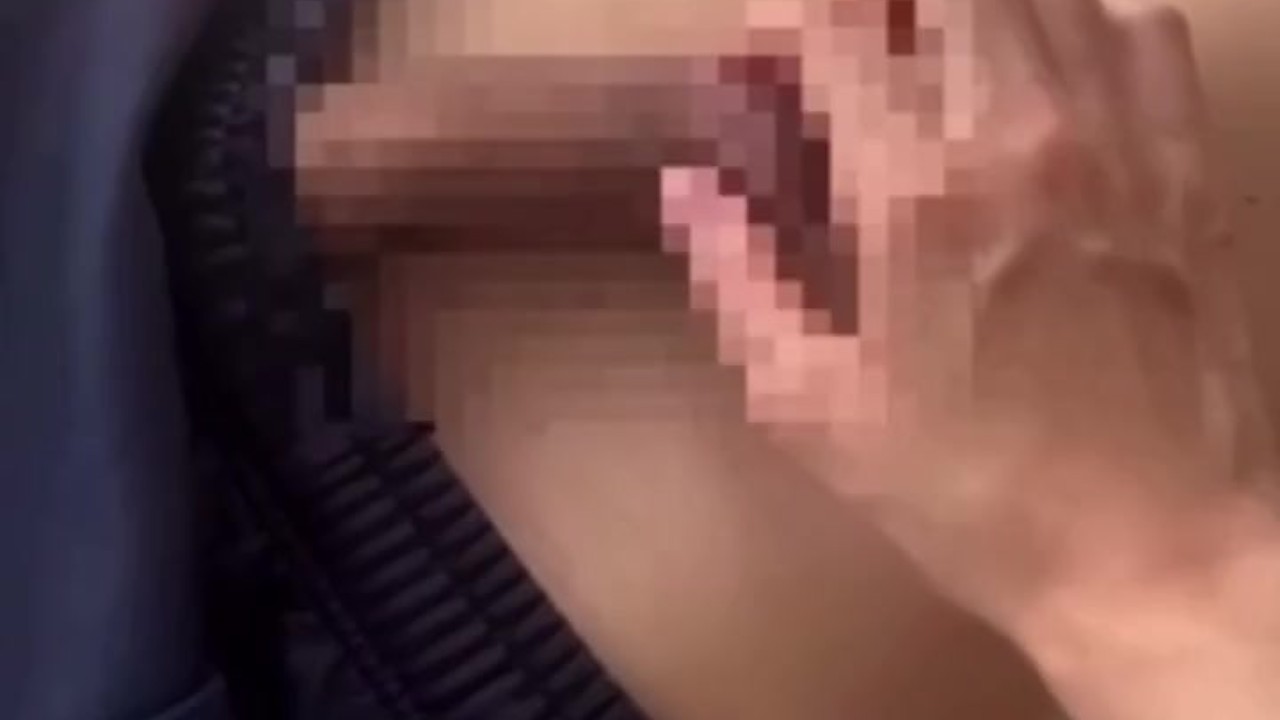 家族がいる中、実家で声抑えてSEX♡ /japanese/hentai/素人/個人撮影/カップル/巨根/ - Free Sex Video - RedTube