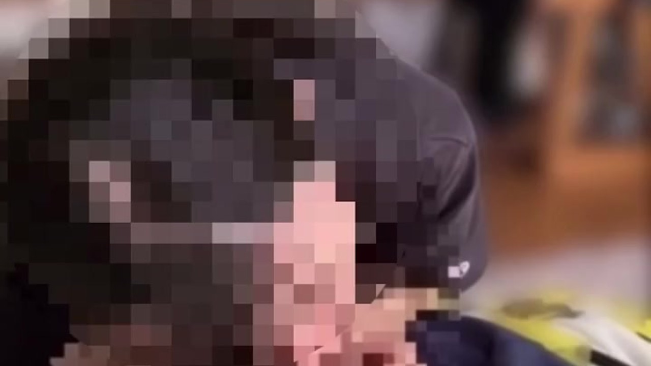 家族がいる中、実家で声抑えてSEX♡ /japanese/hentai/素人/個人撮影/カップル/巨根/ - Free Sex Video - RedTube