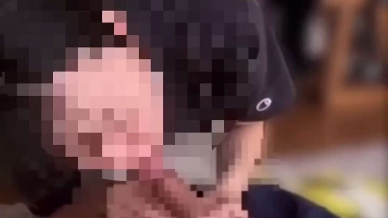 家族がいる中、実家で声抑えてSEX♡ /japanese/hentai/素人/個人撮影/カップル/巨根/ - Free Sex Video - RedTube