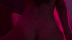 Schöne mit perfektem Körper reitet Schwanz und hat einen Orgasmus