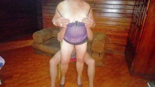 Oralsex mit einer reifen MILF, dann führt sie für mich einen erotischen Tanz auf, um meinen Schwanz hart zu machen.