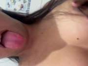 Linda latina frota sus pequeñas tetas 12/16