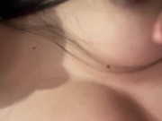 Linda latina frota sus pequeñas tetas