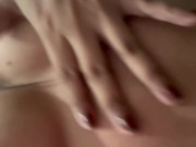 Linda latina frota sus pequeñas tetas 14/16