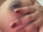 Linda latina frota sus pequeñas tetas 5/16