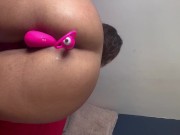 Brinquedo no cu pela primeira vez, gordinha tem orgasmo e grita 10/16