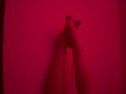 video corto de los pies sensuales en la pared 🫦❤️‍🔥 short video of sensual feet on the wall 🫦❤️‍ 8/16