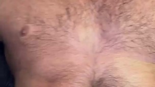 Camisa de hombre peludo explotando