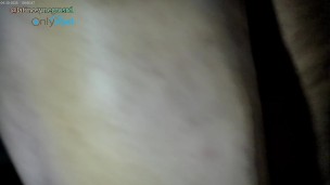 Pongo a mi joven amigo en cuatro y se lo meto.