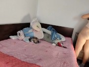 Esposa amateur se divierte probándose ropa que ella misma corta. Esposa sexy se afeita el vello de s 16/16