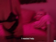 Une Camgirl Française Aux Gros Seins Enormes Se Fait Démonter Son Bon Gros Cul Par Des Livreurs !!!