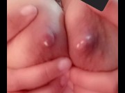 Me masturbo mientras me saco la leche de los pechos 😈 1/16