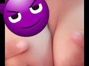 Me masturbo mientras me saco la leche de los pechos 😈 2/16