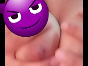 Me masturbo mientras me saco la leche de los pechos 😈 3/16