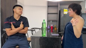 Pido un domicilio por algo de tomar pero me gusta mas la enorme y rica verga del domiciliario.