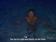 De noche y mojada la encontré desnuda en la piscina 1/16