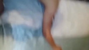 Mi hermanastra cachonda gime como salvaje por su concha humeda