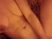 Mă masturbez cu gândul la iubitul meu până mă ia pisarea 12/16