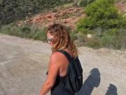 Milf con bañador sexy me da una pajita en la playa