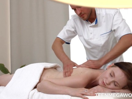 First Time Client Spreads Her Legs For A Naughty Masseur - TrickyMasseur