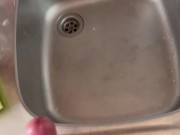 Не дрочил 10 дней. Слишком много спермы. Тайно дрочу пока мама в душе 2/16