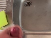 Не дрочил 10 дней. Слишком много спермы. Тайно дрочу пока мама в душе 3/16