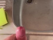 Не дрочил 10 дней. Слишком много спермы. Тайно дрочу пока мама в душе 4/16