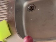 Не дрочил 10 дней. Слишком много спермы. Тайно дрочу пока мама в душе 6/16