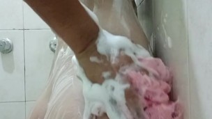 Chica caliente se ducha