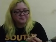 Amputee eats burger 13/16