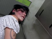 Je remplis la chatte de sperme de cette touriste belge dans les WC public de Paname 15/16