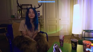 La fille timide aux cheveux bleus veut ta queue pour la soirée – Francaise Roleplay Poilue