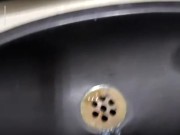 ME LA JALO EN UN BAÑO DE UN AVION 13/16