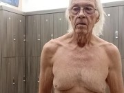 I'm playing with my cock in the gym locker room.  See the old many body! 9/16