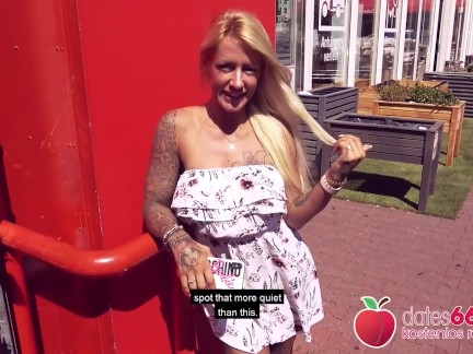 Riskanter Public Sex mit 2 geilen, dreckigen Milf-Babes