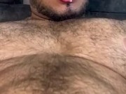 Hombre fuerte se corre tras flexionar su musculatura 14/16