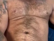 Hombre fuerte se corre tras flexionar su musculatura 7/16